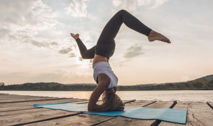 5 einfache Yoga-Übungen, um deinen Stresslevel zu senken